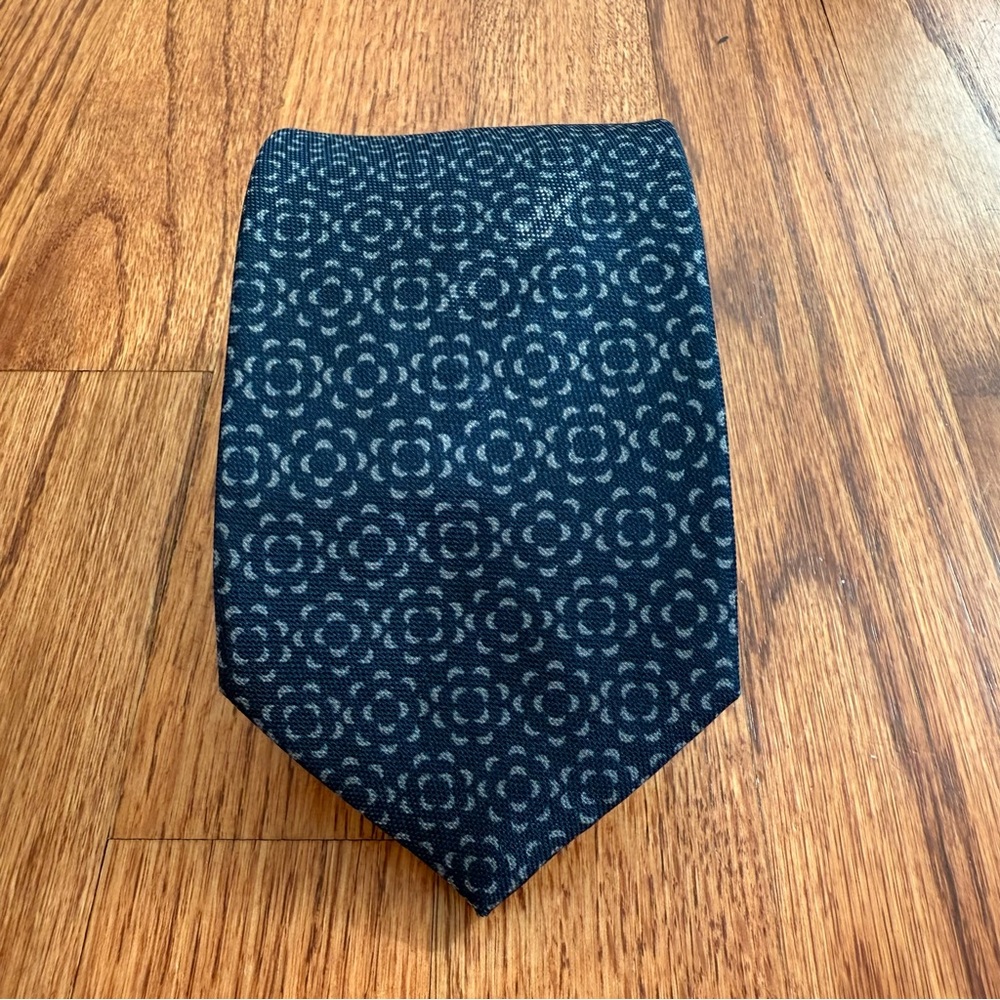 NWT J. McLaughlin Navy and Gray Circle Rose Silk Tie